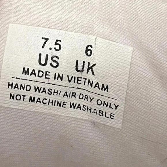 THE BRADFORD EXCHANGE Mickey & Minnie "Caught in the Moment" Sneakers sz 7.5 - Picture 11 of 11